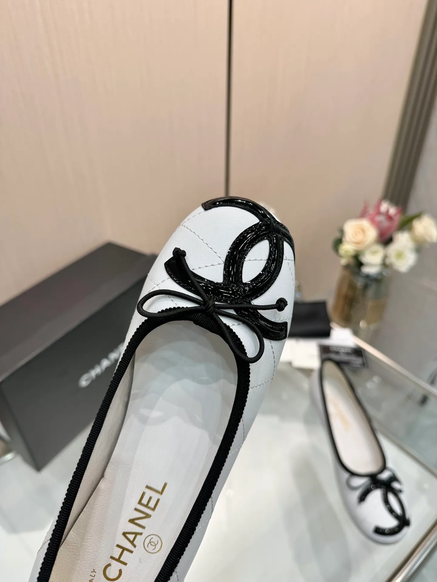 👟👟Ex-factory price 500👟👟 | ²⁰²5 𝐬𝐬 🤍🤎𝐂𝐇𝐀𝐍𝐄𝐋Chanel 26A catwalk style handmade Mary Jane women's shoes. Ballet shoes are so amazing, the bow pattern is so cute! Even if I don’t wear flat shoes, I can’t resist the temptation! The second recommended pair of Chanel logo women's shoes has great texture and is versatile. It is made of lambskin and has an original two-color outsole. Size: 35-40 (41 can be customized and cannot be returned or exchanged)